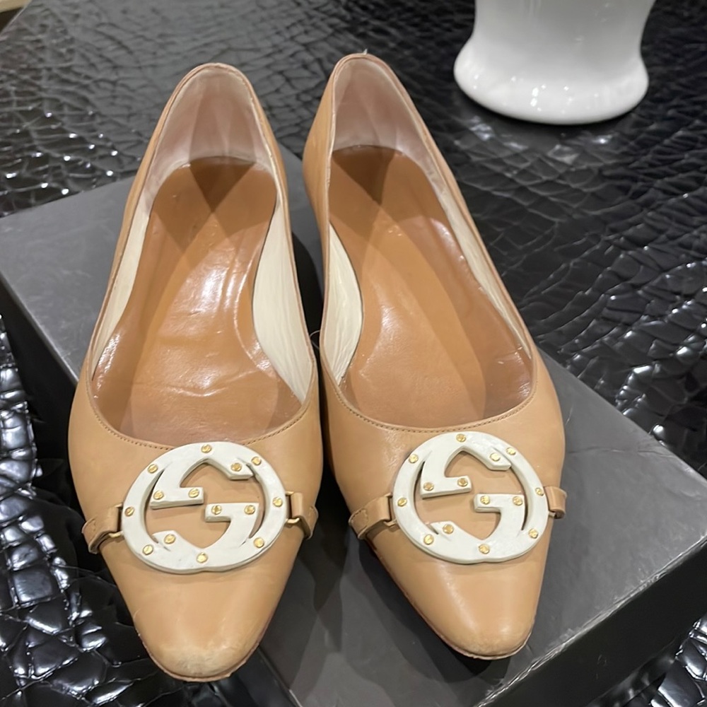 GUCCI flats..size 8 neutral color..